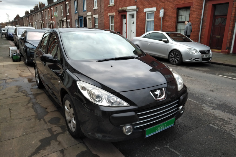 Illustration for article titled Colleague's Peugeot 307 clean.